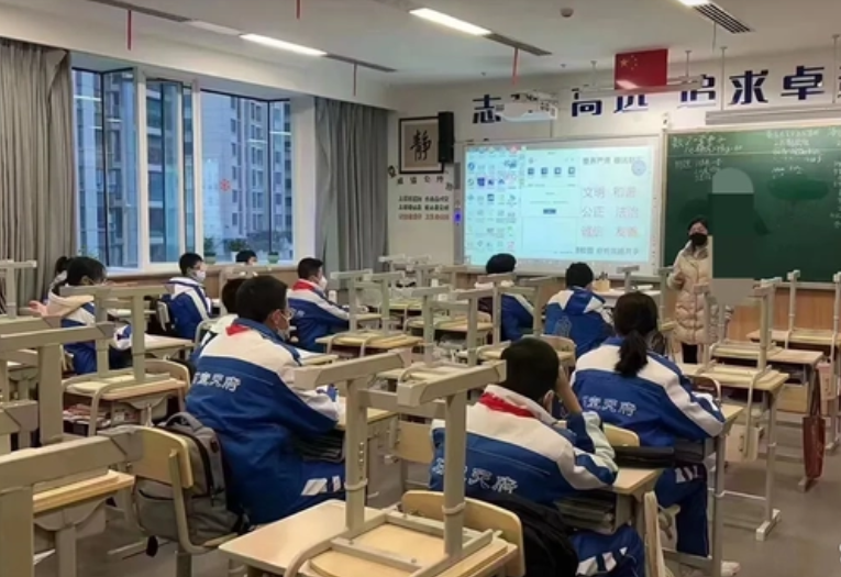 三本学校学生的日常_学校放暑假学校门前学生上放学时间禁止通行标志怎么办_我和魔物娘的日常h本